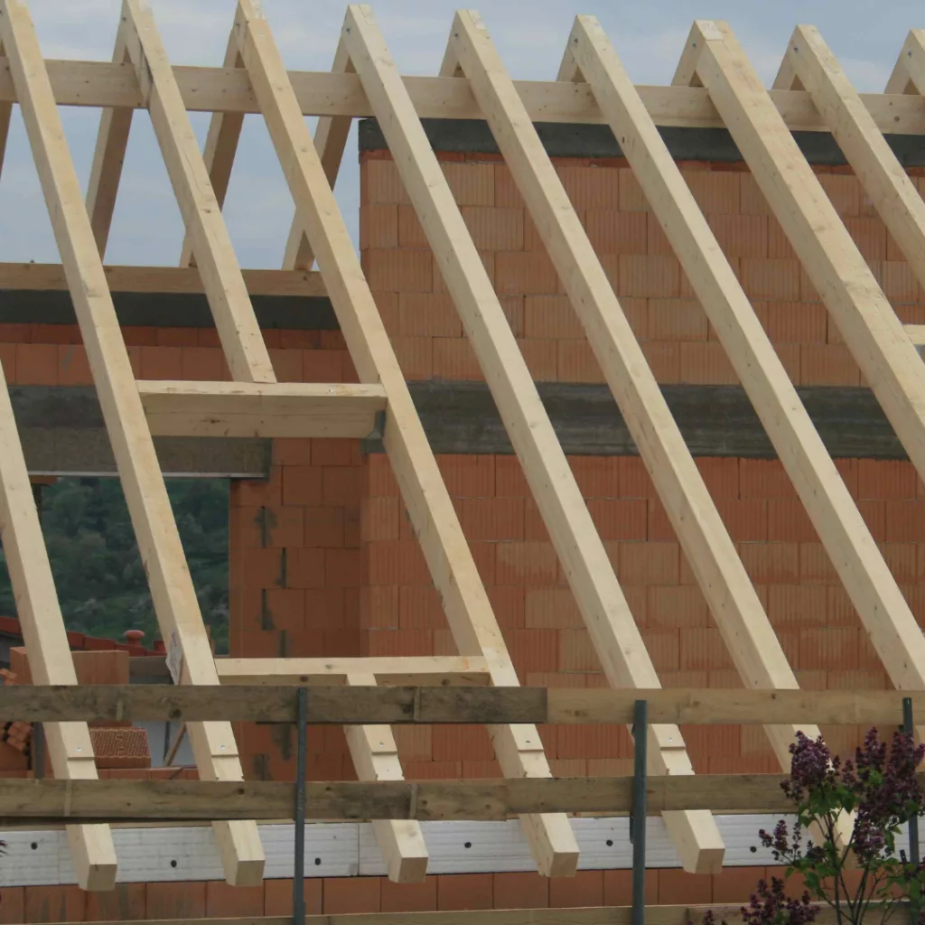 Charpente en bois massif d’un bâtiment historique