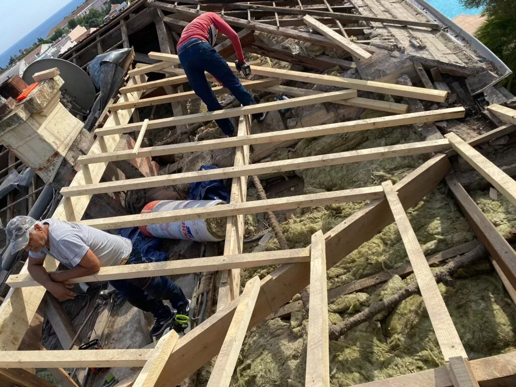 Charpentier travaillant sur une toiture à Vouvry