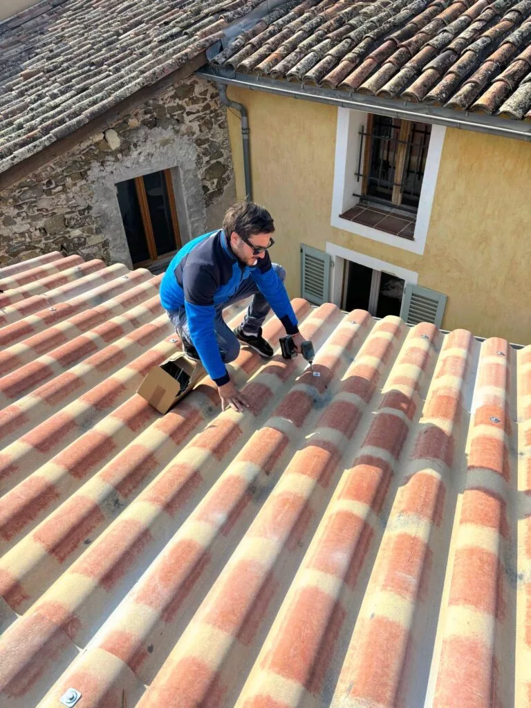 Couvreur en intervention sur une toiture à Port-Valais