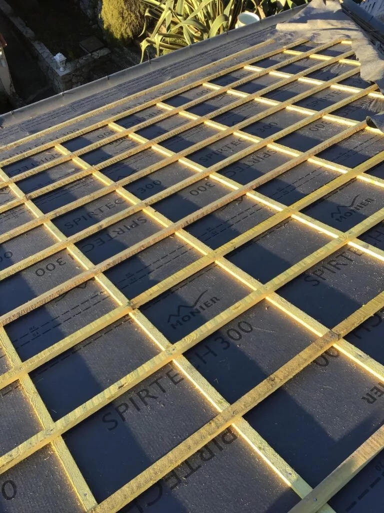 Contrôle de couverture par un couvreur professionnel