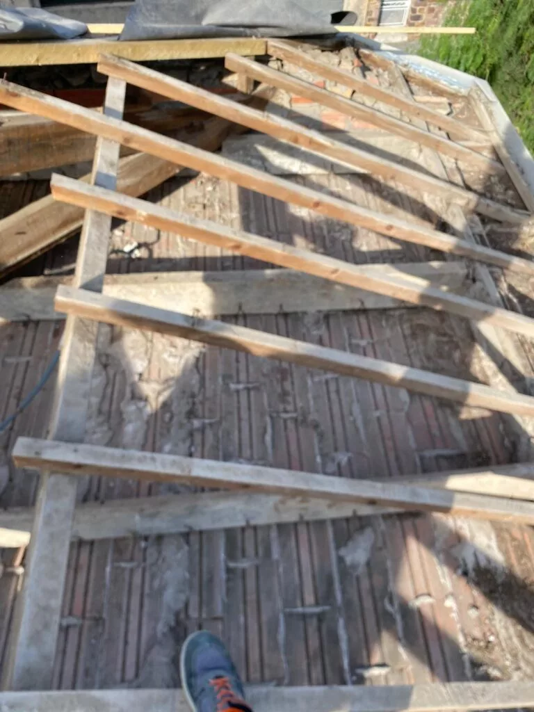 Charpentier travaillant sur une charpente traditionnelle en bois