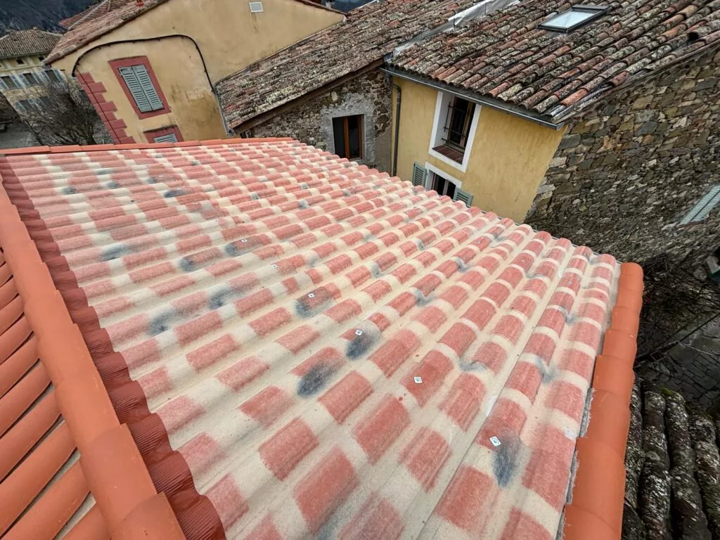 Rénovation de toiture dans un village de bord de lac