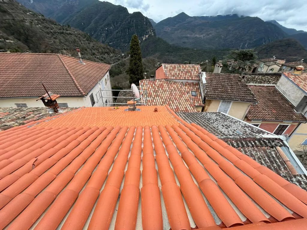 Rénovation de toiture sur une maison de coteau