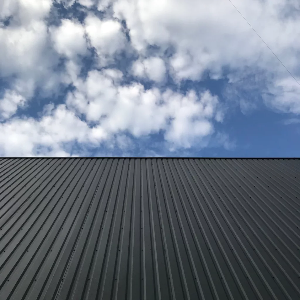 Toiture en tôle sur un bâtiment d’altitude