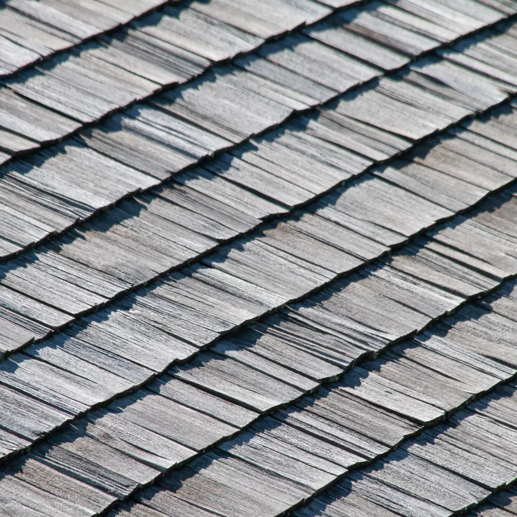 Toiture en tavillons de mélèze sur un chalet valaisan